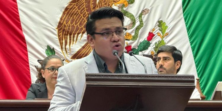 A propuesta de Toño Carreño, se aprueba reforma para atención integral de Lupus