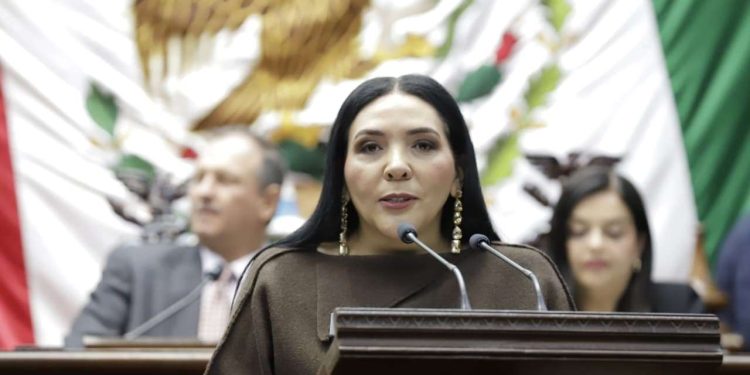 Propone Adriana Campos Huirache deducir del ISR cuotas de inscripción y reinscripción escolar