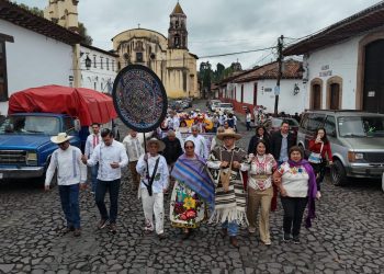 Pátzcuaro celebra su tradición artesanal con desfile e inauguración del Tianguis de la Noche de Ánimas 2026
