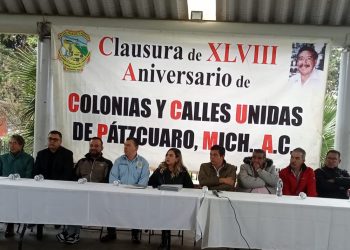 Con entrega de escrituras y reconocimientos cientos de familias celebran el aniversario de Colonias y Calles Unidas de Pátzcuaro