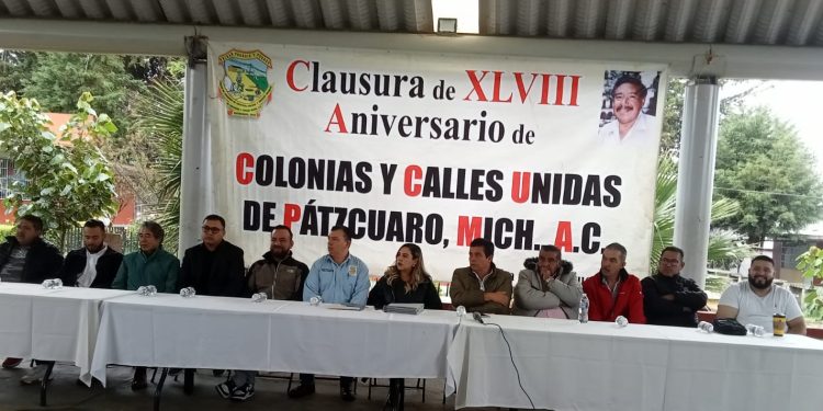 Con entrega de escrituras y reconocimientos cientos de familias celebran el aniversario de Colonias y Calles Unidas de Pátzcuaro
