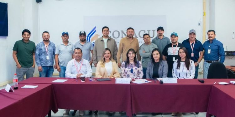 Dayana Pérez Mendoza gestiona ante CONAGUA soluciones para garantizar el abasto de agua en Ixtaro