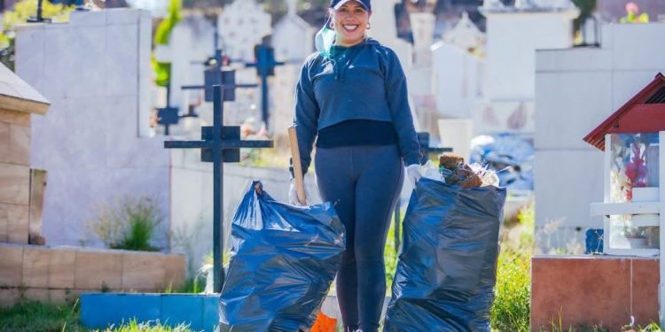 Dayana Pérez Mendoza encabeza jornada de limpieza en el panteón de Santa Clara del Cobre rumbo a la Noche de Ánimas