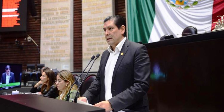 Ernesto Núñez Aguilar presenta iniciativa para expedir la nueva Ley de Imagen Institucional: «las instituciones pertenecen a los ciudadanos, no a los partidos»