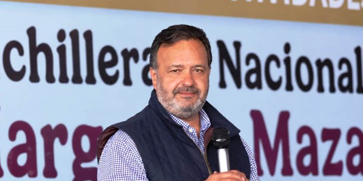 Más educación cerca de nuestros jóvenes, es más futuro para Pátzcuaro: Julio Arreola