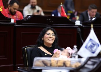 La lactancia materna como derecho humano, propone Vanhe Caratachea