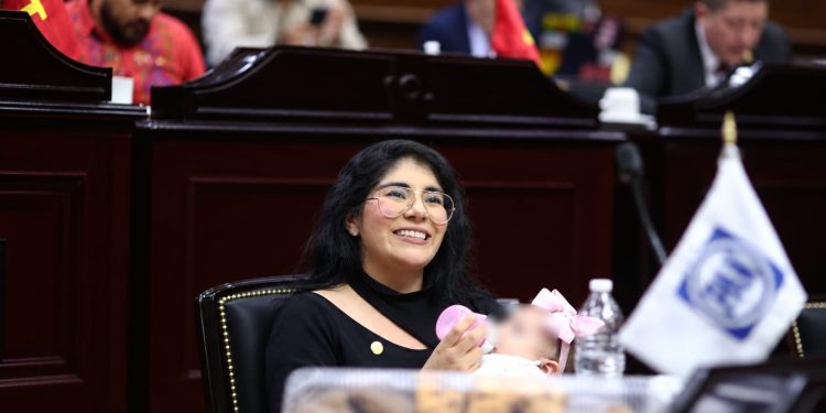 La lactancia materna como derecho humano, propone Vanhe Caratachea