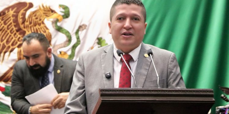 Presenta Vicente Gómez iniciativa para resolver laudos laborales en ayuntamientos