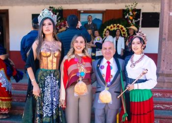 Dayana Pérez Mendoza acompaña a Tzintzuntzan en la celebración de su 96 aniversario