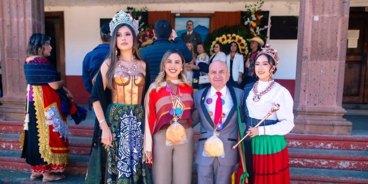 Dayana Pérez Mendoza acompaña a Tzintzuntzan en la celebración de su 96 aniversario